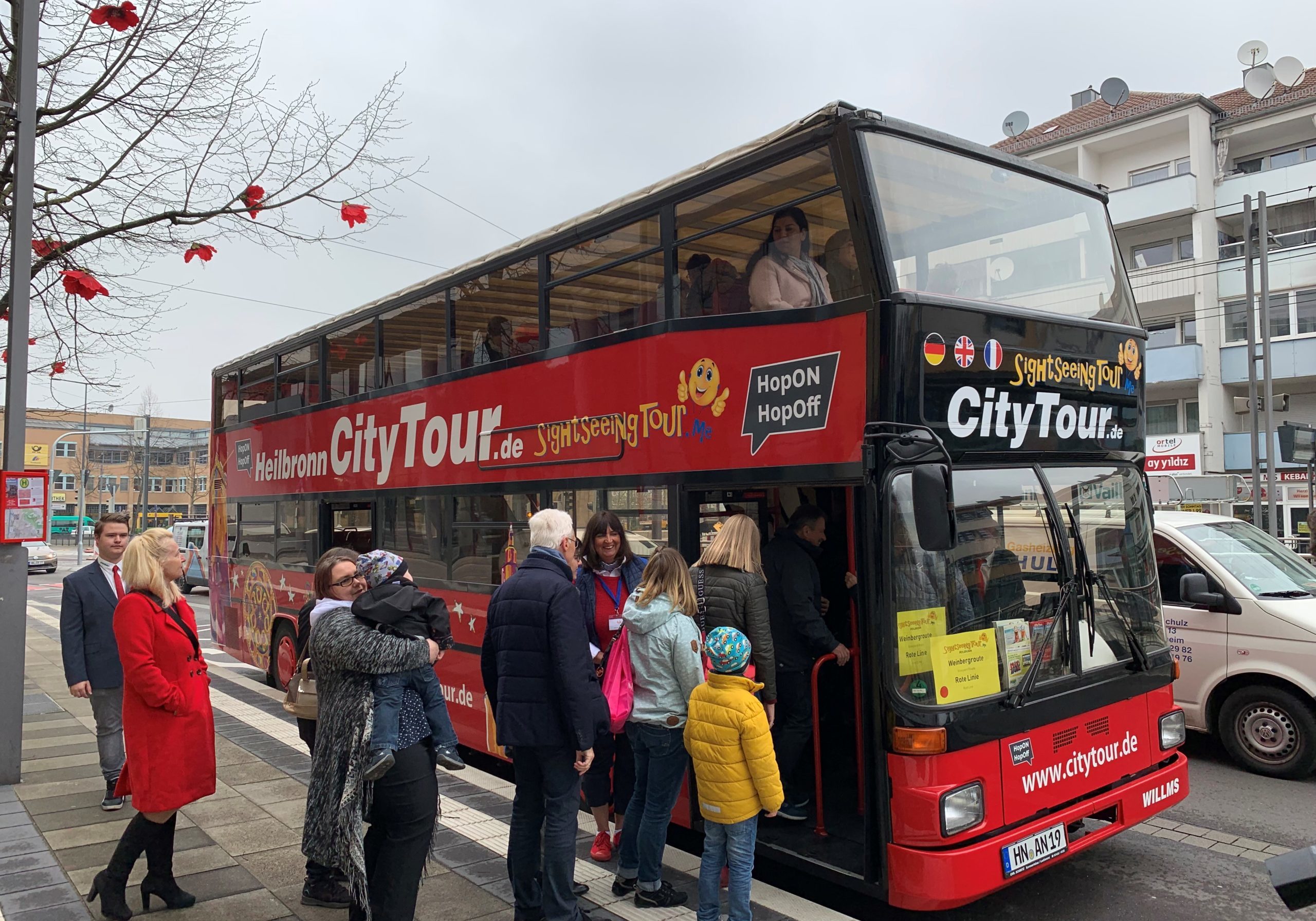 City Tour Bus anstehen